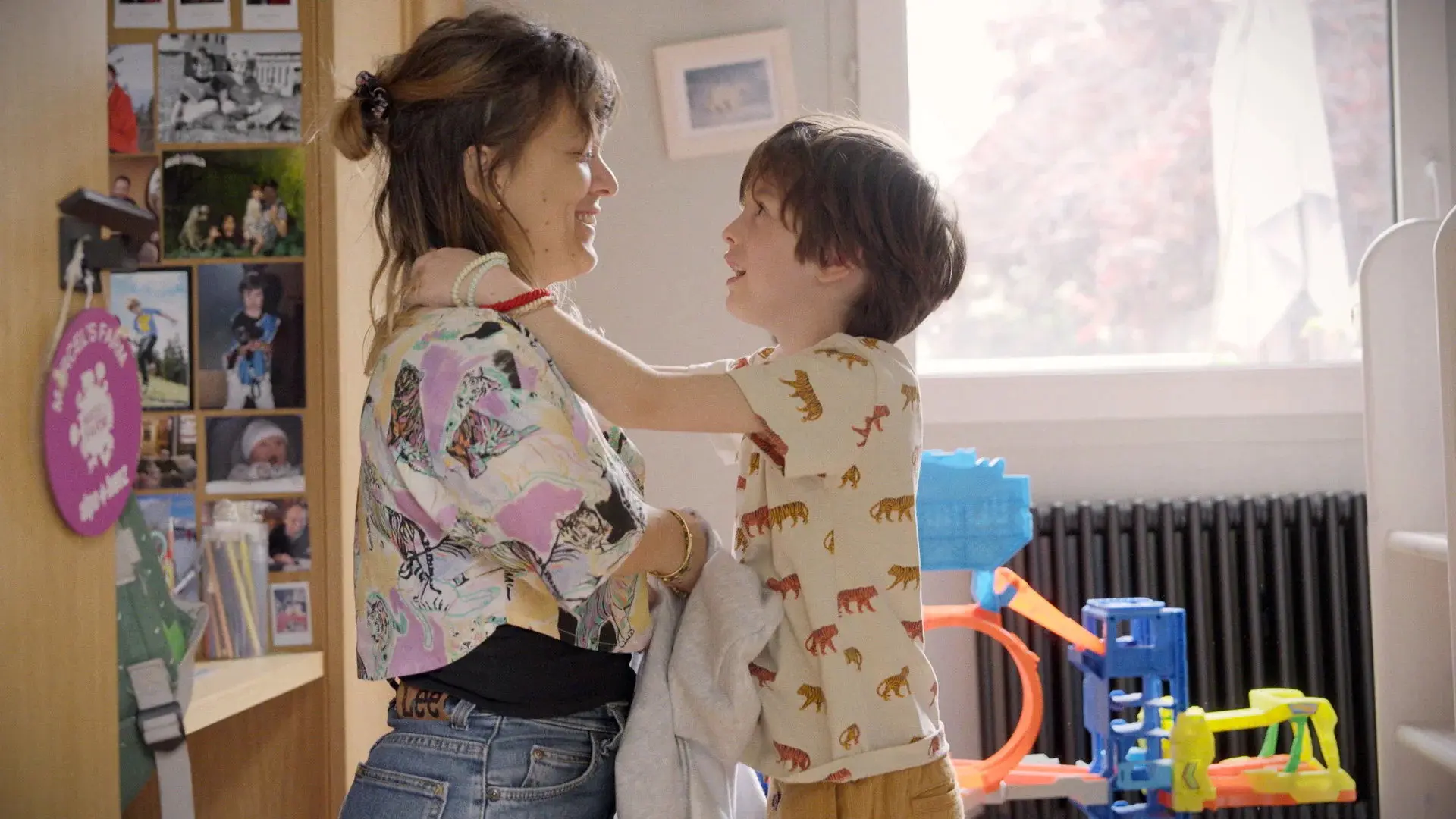 À la hauteur backdrop