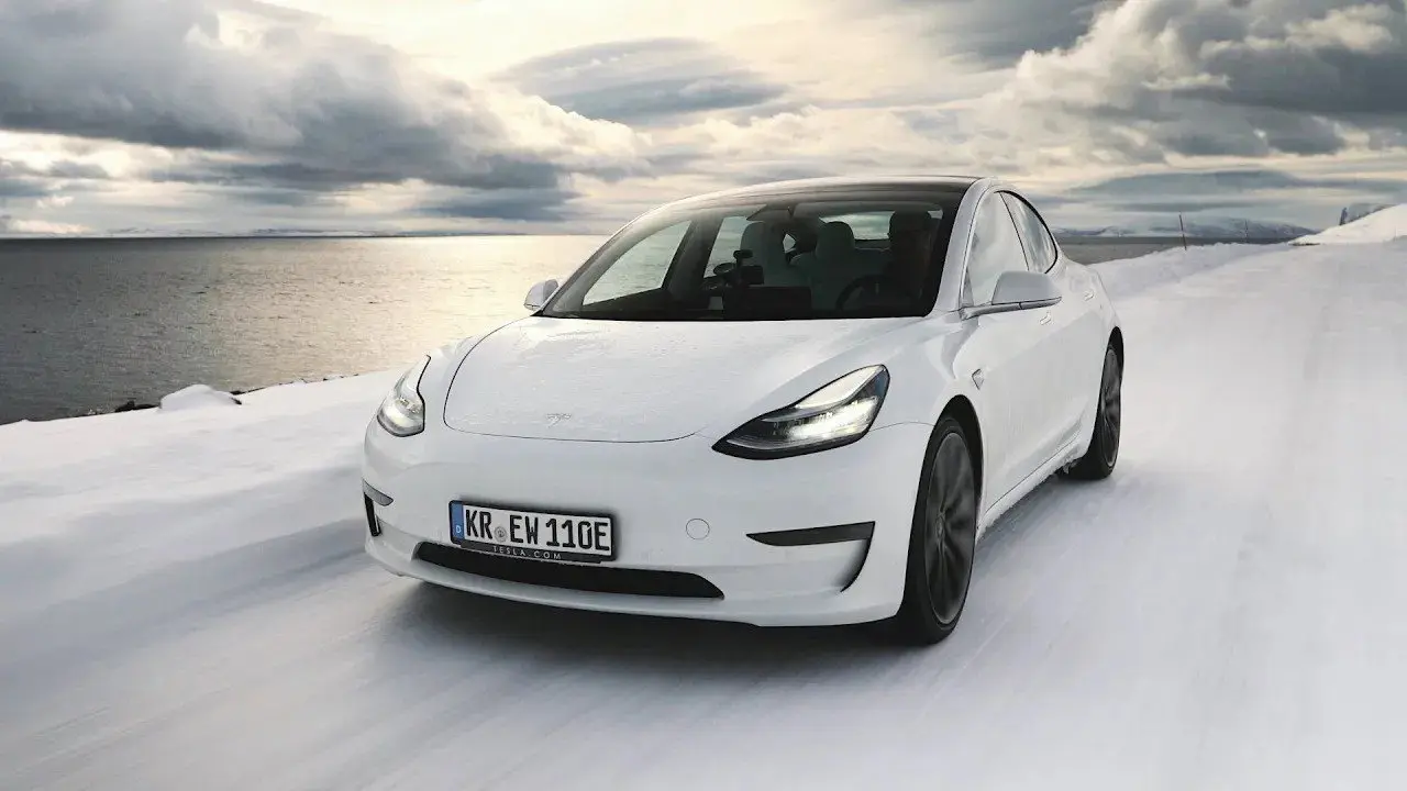 Tesla Model 3 vs. Diesel-SUV vs. Nordkap im Winter! backdrop