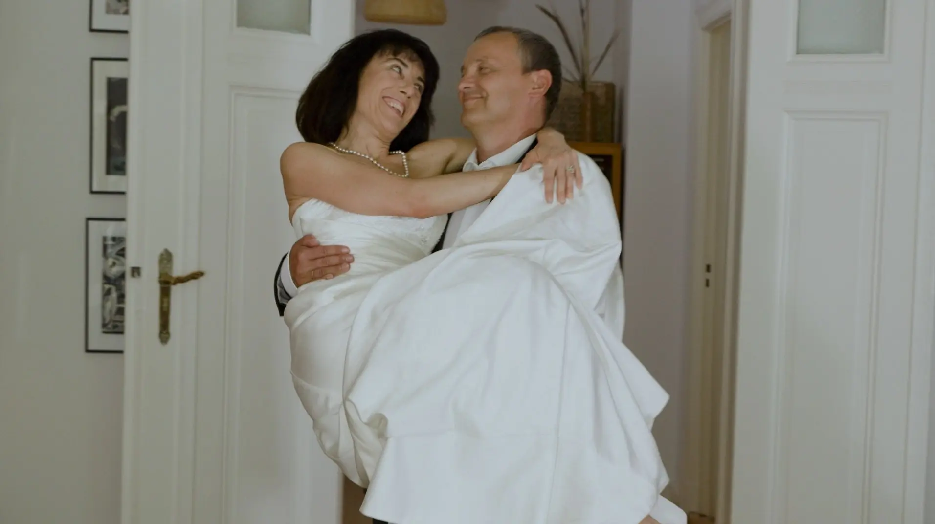 36 Husbands backdrop