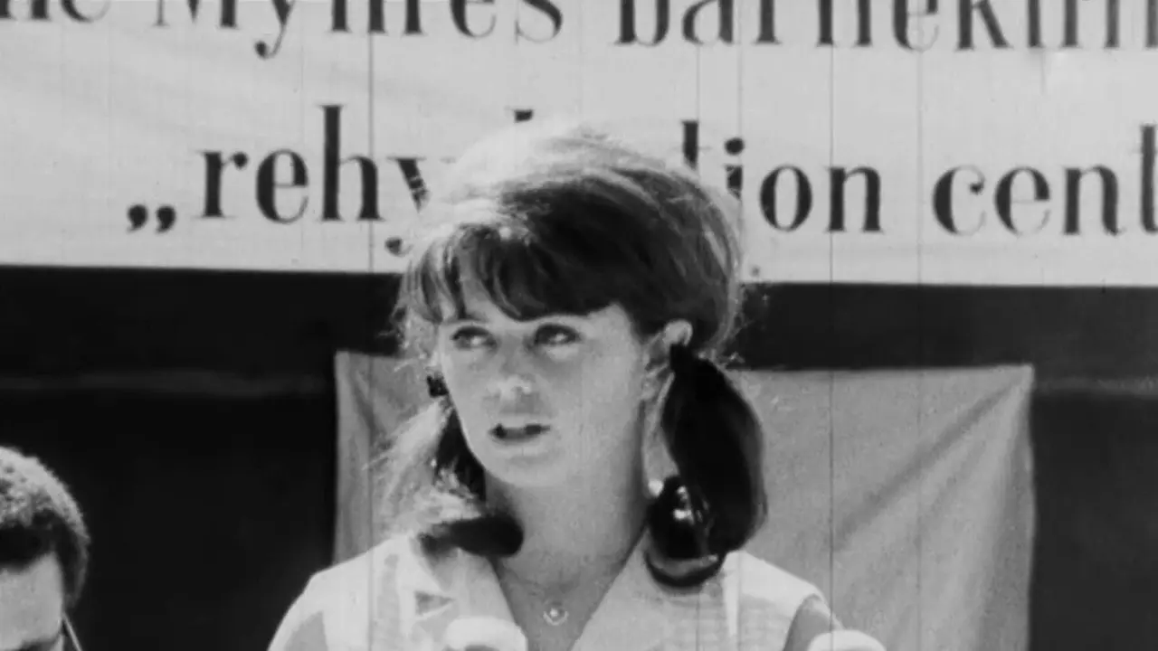 Med Wenche Myhre i Gaza backdrop