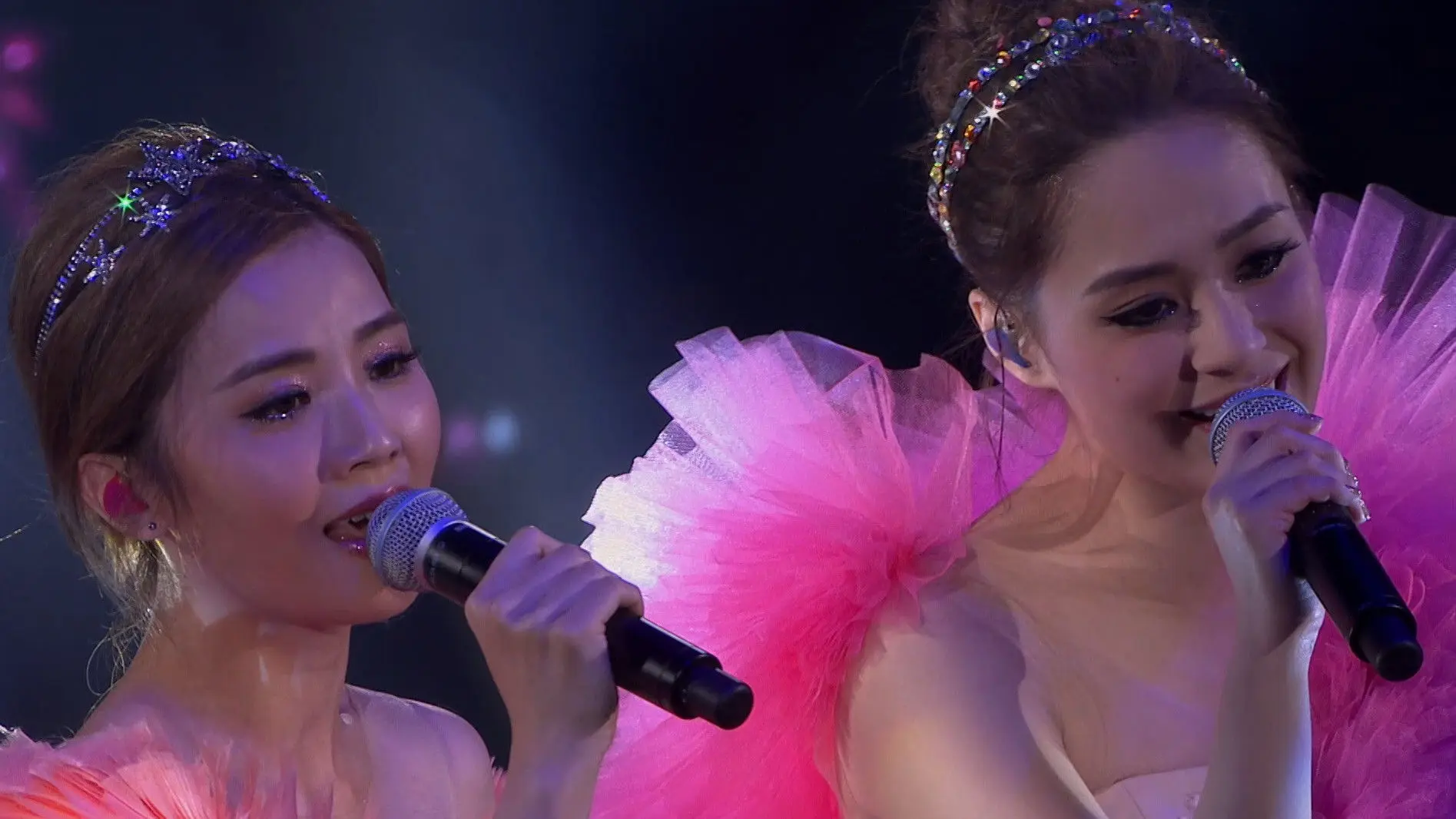 Twins LOL Live backdrop