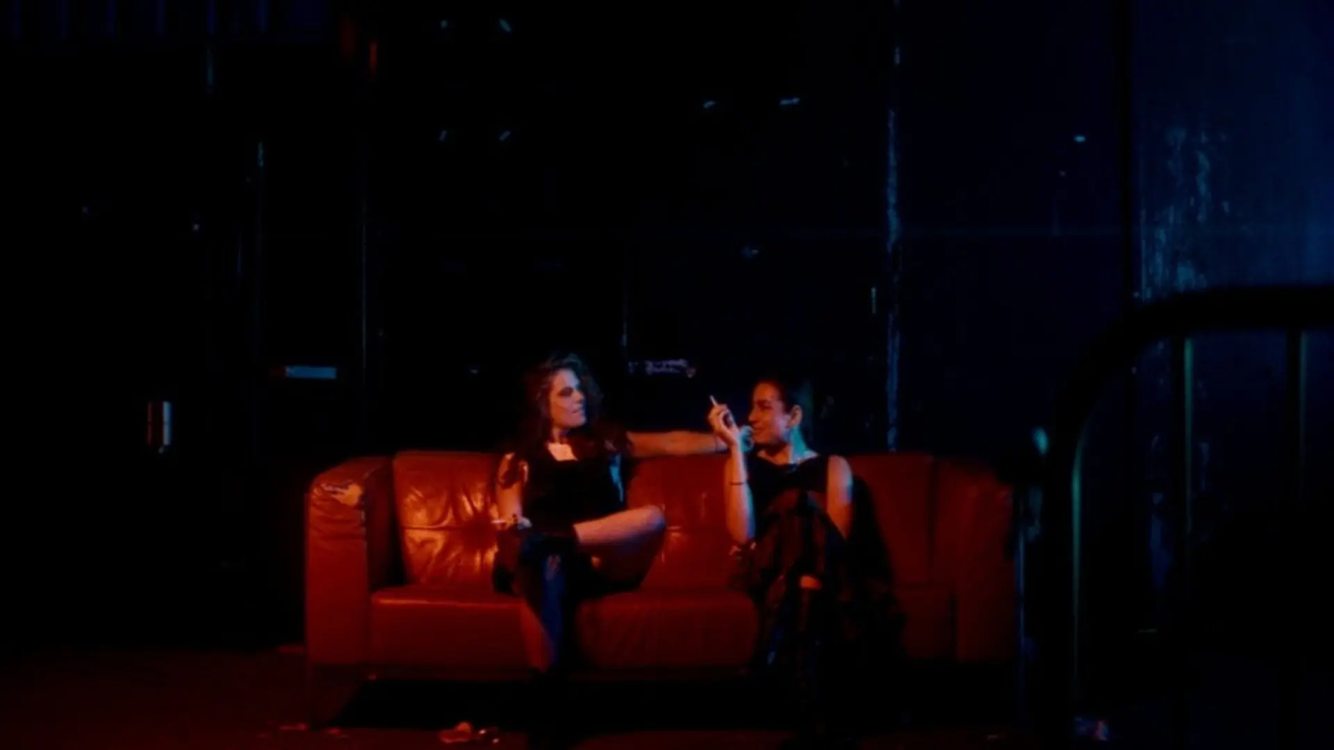 Echo's van Gister backdrop