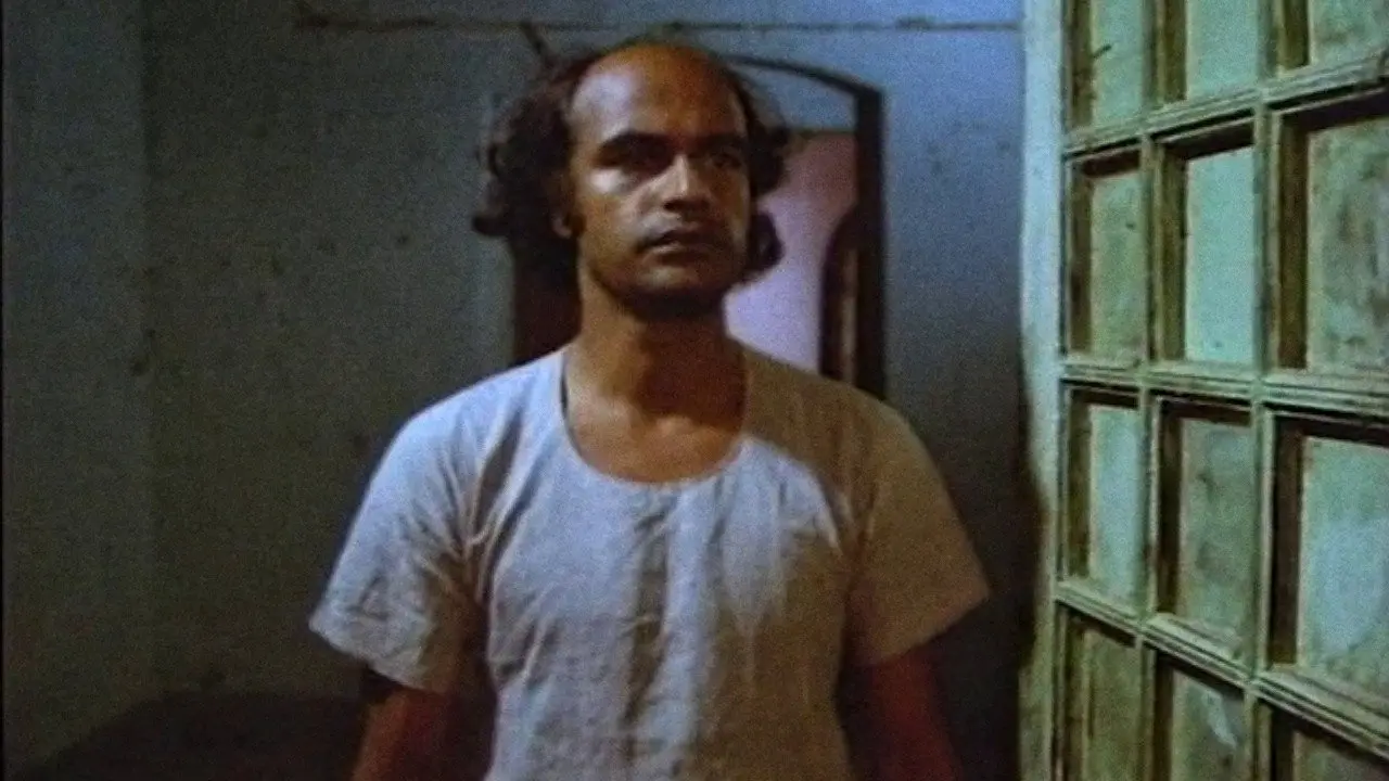 Satah Se Uthata Aadmi backdrop