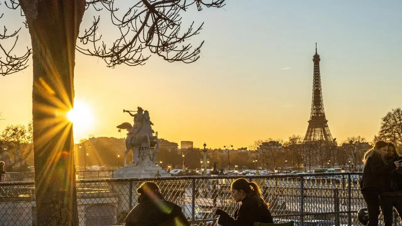 Les Parisiennes backdrop
