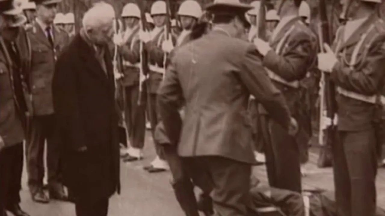 12 Mart: Colonel backdrop